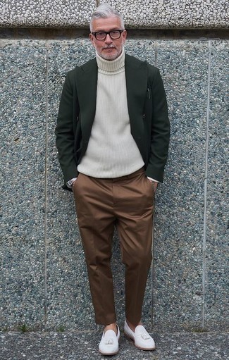 Какие водолазки носить с оливковым двубортным пиджаком мужчине