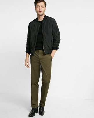 Какие бомберы носить с оливковыми классическими брюками мужчине
