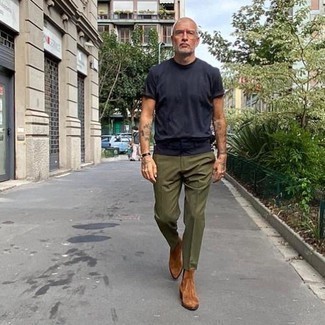 С чем носить оливковые классические брюки мужчине