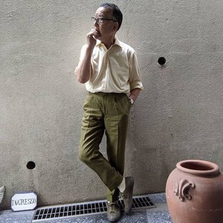 С чем носить оливковые классические брюки мужчине