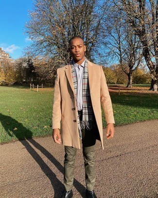 С чем носить оливковые классические брюки мужчине