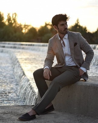 С чем носить оливковые классические брюки мужчине
