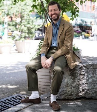 С чем носить оливковые классические брюки мужчине