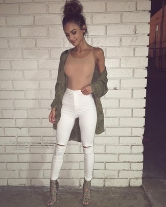 Какие джинсы носить с оливковым пальто дастер женщине