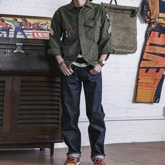 С чем носить оливковую рубашку с длинным рукавом с вышивкой мужчине