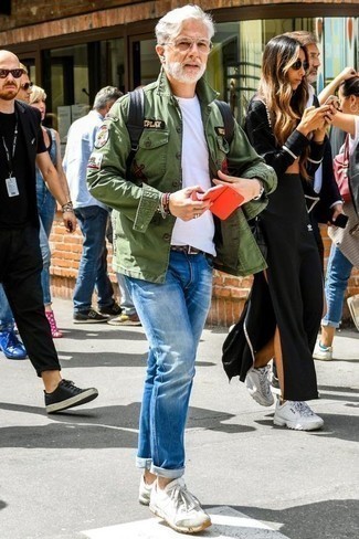 С чем носить оливковую куртку в стиле милитари с вышивкой мужчине