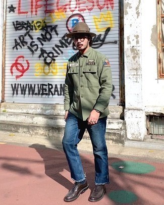 С чем носить оливковую куртку-рубашку с вышивкой мужчине