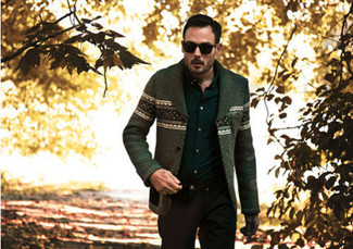 С чем носить оливковый кардиган с жаккардовым узором мужчине