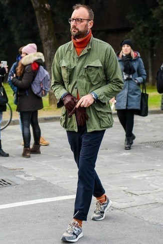 Как носить оливковую полевую куртку с серыми кроссовками