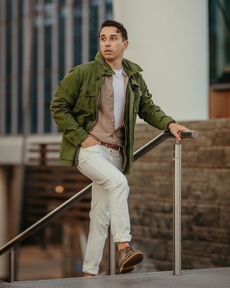 Как носить оливковую полевую куртку с белыми джинсами