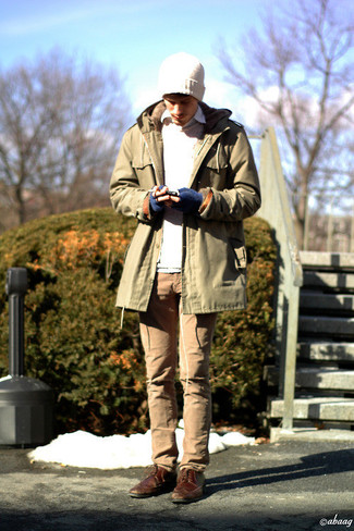 Какие свитера с круглым вырезом носить с оливковой фиштейл-паркой мужчине