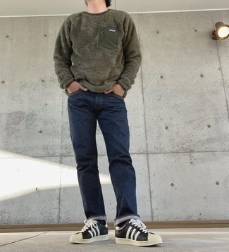 С чем носить оливковый флисовый свитшот мужчине