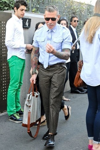 С чем носить оливковые брюки чинос с цветочным принтом