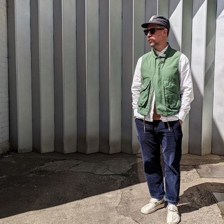 Какие брюки карго носить с оливковой курткой без рукавов