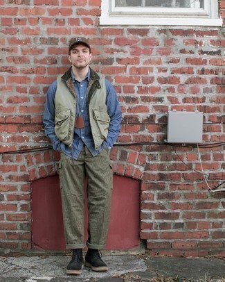 Какие брюки карго носить с оливковой курткой без рукавов