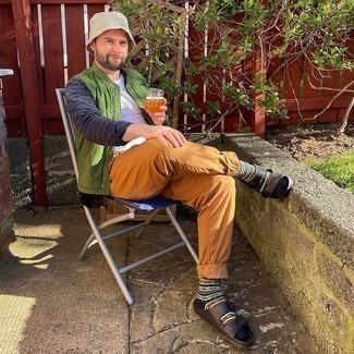 Какие брюки чинос носить с оливковой курткой без рукавов