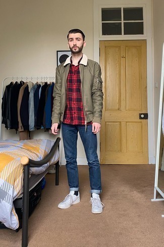 Как носить оливковую куртку харрингтон с темно-синими джинсами