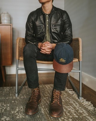 Какие джинсы носить с оливковой футболкой на пуговицах мужчине