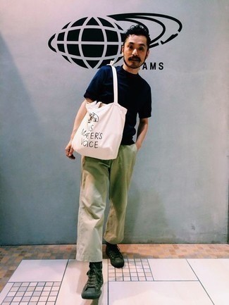 С чем носить оливковые высокие кеды мужчине