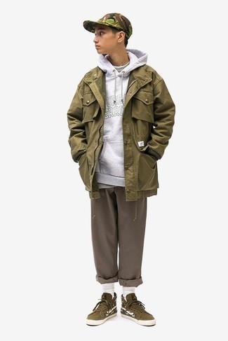 С чем носить оливковые высокие кеды мужчине