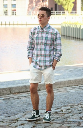 Какие шорты носить с оливковыми высокими кедами мужчине