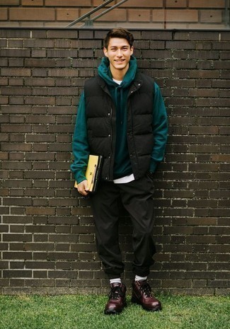 Как носить оливковый худи с черными брюками чинос