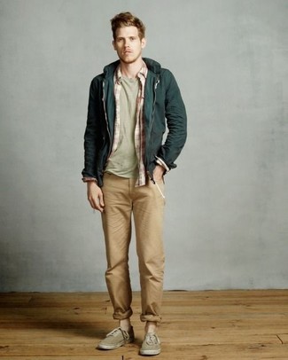 Какие брюки чинос носить с оливковым худи