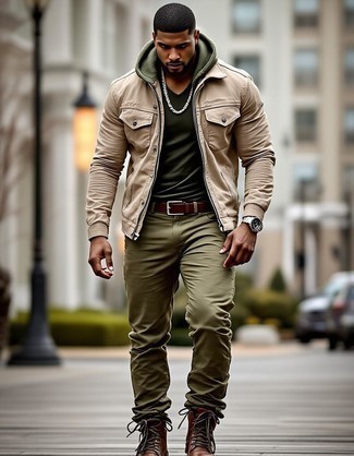 Какие джинсовые куртки носить с оливковым худи мужчине