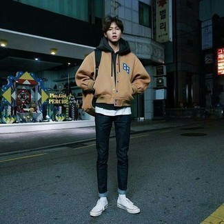 Какие джинсы носить с оливковым худи мужчине