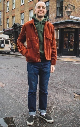 Какие джинсы носить с оливковым худи мужчине