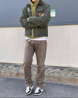 Какие джинсы носить с оливковым худи мужчине