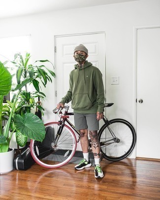 Какие шорты носить с оливковым худи мужчине