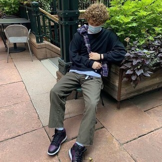 Какие высокие кеды носить с оливковыми джинсами мужчине