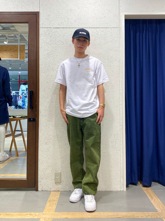 С чем носить оливковые джинсы мужчине