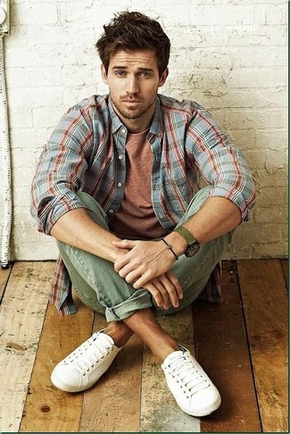 Какие низкие кеды носить с оливковыми джинсами мужчине