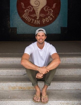 Как носить оливковые джинсы с светло-коричневыми кожаными сланцами мужчине