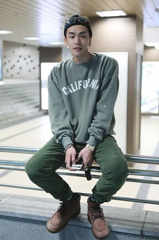 Какие рабочие ботинки носить с оливковыми джинсами мужчине