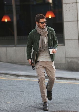 С чем носить оливковый вязаный кардиган мужчине