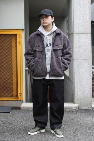 С чем носить оливковые кожаные кеды мужчине