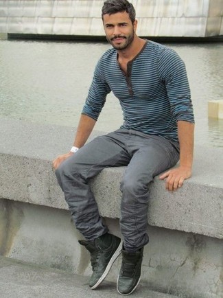 С чем носить оливковые кожаные кеды мужчине