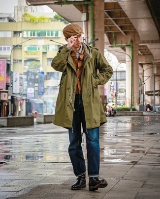 Как носить оливковую легкую парку с темно-синими джинсами мужчине