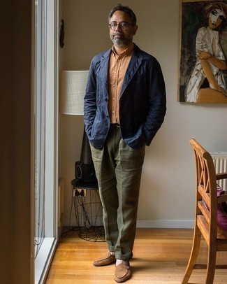 С чем носить оливковые льняные классические брюки мужчине