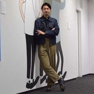 Какие джинсовые куртки носить с оливковыми лоферами мужчине