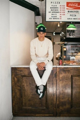 Какие джинсы носить с оливковыми лоферами мужчине