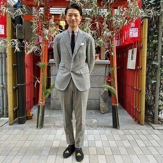 Какие костюмы носить с оливковыми лоферами