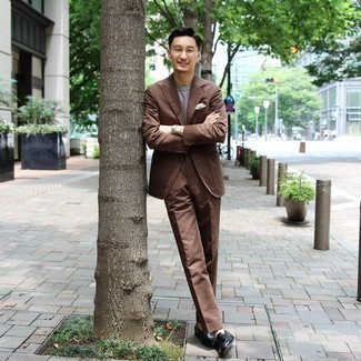 Какие костюмы носить с оливковыми лоферами