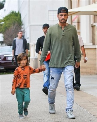 С чем носить оливковую лонгслив с горловиной на пуговицах мужчине