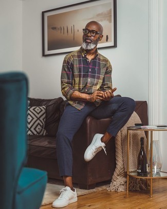 С чем носить оливковую рубашку с длинным рукавом мужчине