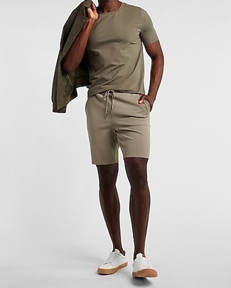 Какие шорты носить с оливковой рубашкой с длинным рукавом мужчине