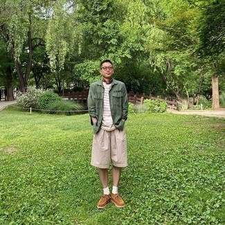 Какие шорты носить с оливковой рубашкой с длинным рукавом мужчине